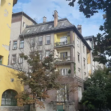 2 Bedroom Near Heroes Square