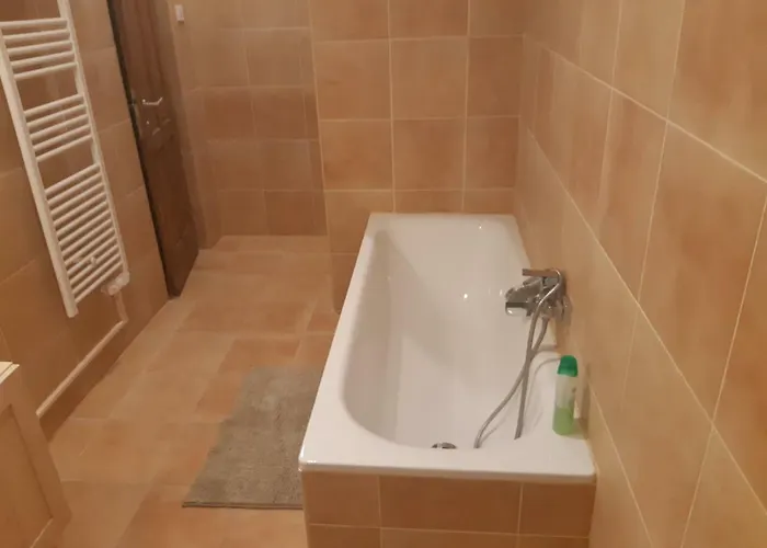 2 Bedroom Near Heroes Square *