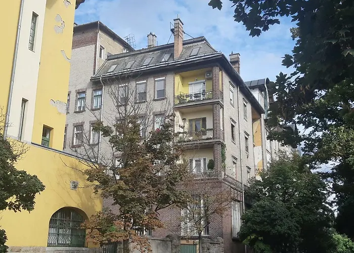 2 Bedroom Near Heroes Square