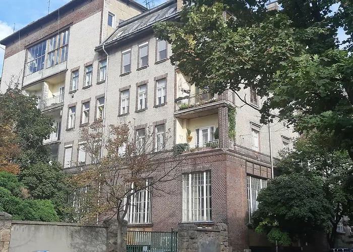 2 Bedroom Near Heroes Square *